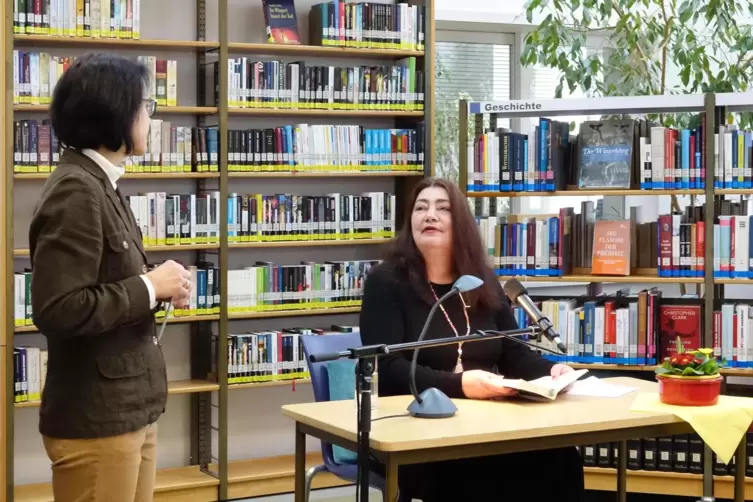 Astrid Dornbrach mit Bibliotheksleiterin Claudia Germann. 