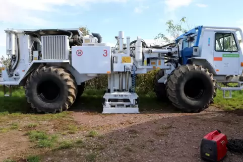 Die Vibro-Trucks setzen durch einen Impuls ihrer beweglichen Bodenplatten die Erdoberfläche in Schwingungen. Gerüttelt wird nur 