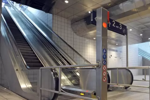 Die Minderjährigen befanden sich auf der Rolltreppe zu den Gleisen 2 und 3, als sich die Täter von hinten näherten.