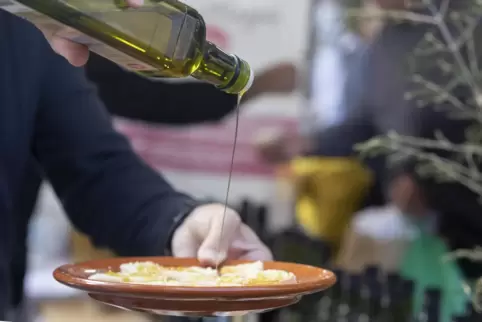Olivenöl kann Salate, Bruschetta, Nudeln sowie Gerichte mit Fleisch und Fisch verfeinern – wenn der Geschmack stimmt.