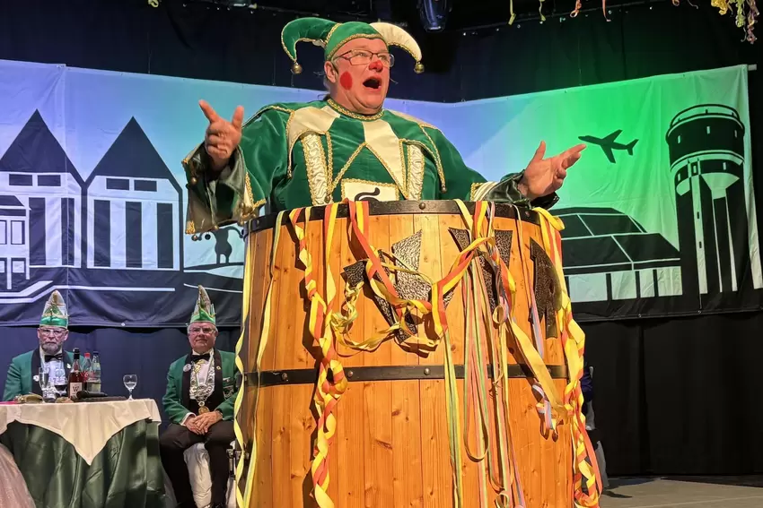 Nahm sich in der Bütt humorvoll das Weltgeschehen zur Brust: Bruchkatze-Vizepräsident Andreas Franz als Hofnarr.