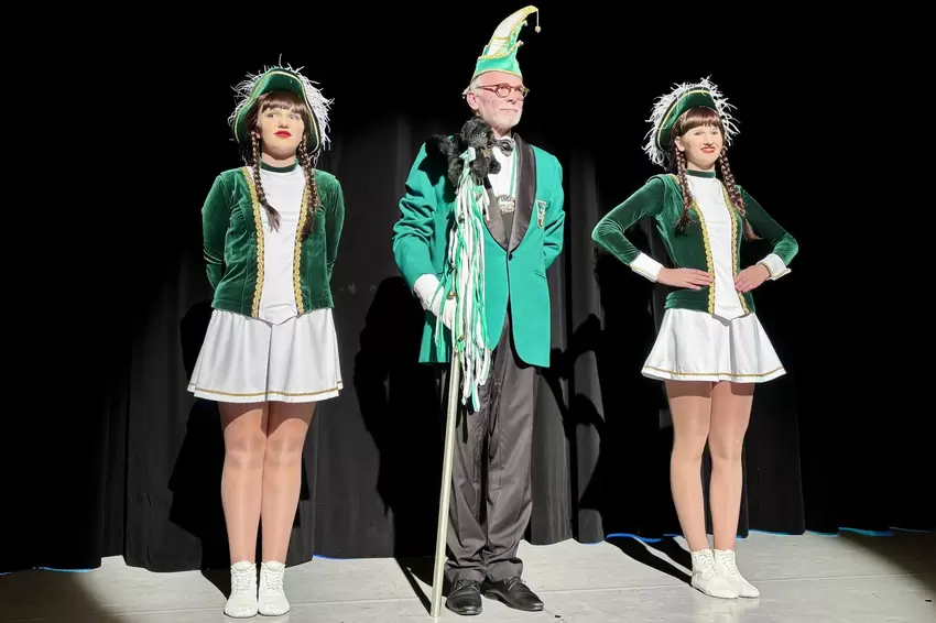 Zeremonienmeister Peter Schneller eröffnete mit drei Schlägen die Sitzung.