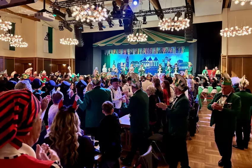 Prächtige Stimmung: Beim Ramstein-Lied hält es im Saal keinen mehr auf den Stühlen.