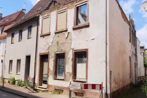 Leerstand, aber auf die Schnelle nicht als Wohnraum nutzbar: baufälliges Haus in der Großen Greifengasse. Leerstand, aber auf die Schnelle nicht als Wohnraum nutzbar: baufälliges Haus in der Großen Greifengasse.