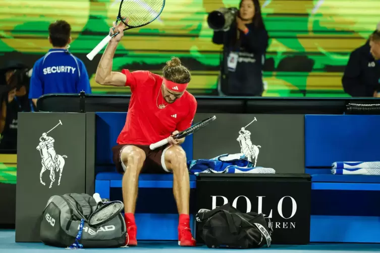 Alexander Zverev verlor gegen Jannik Sinner in drei S&auml;tzen &ndash; verdient. 