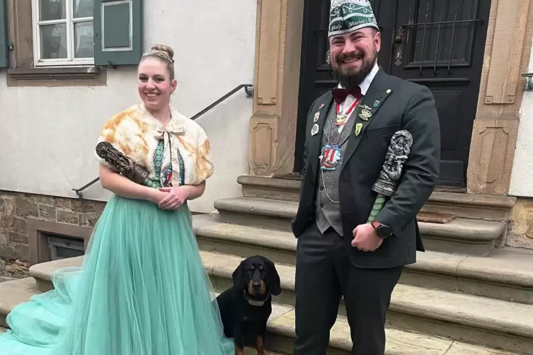  Lena und Marius, Prinzenpaar der BiKaGe, mit Hund Toni,