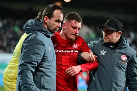 Marlon Ritter (Mitte) lag kurz benommen auf dem Platz. Die Reaktion des Schiedsrichters erzürnte FCK-Trainer Markus Anfang. 