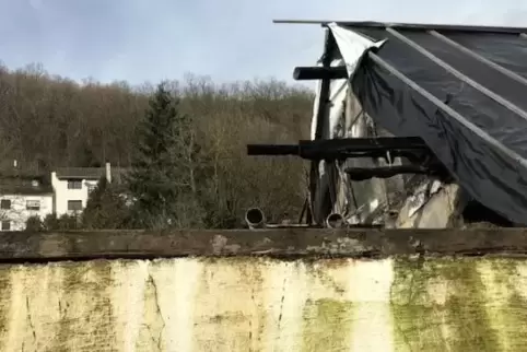 Noch immer nicht schön, aber weniger gefährlich: Seit Freitag ist die Mauer vom gröbsten Schutt befreit. 