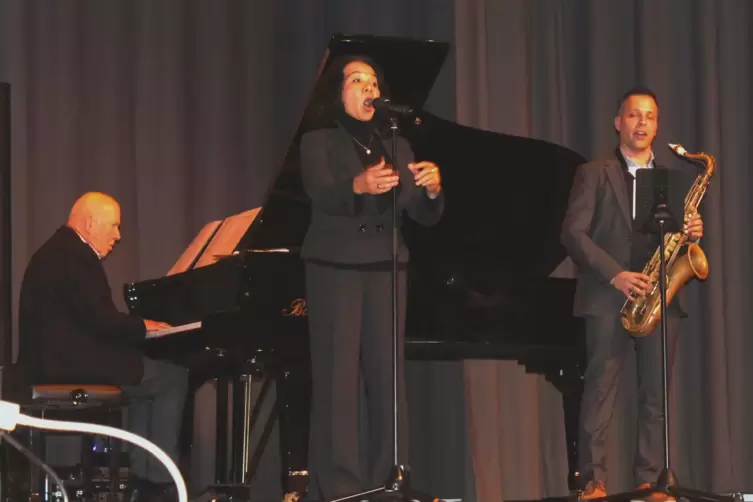 Sorgen f&uuml;r Stimmung im Saal: Gerd Stauch, Utami Andayani und Markus Metz. 