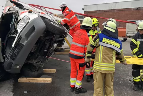 Umgekippter Notarztwagen: Rettungseinsatz simuliert. 