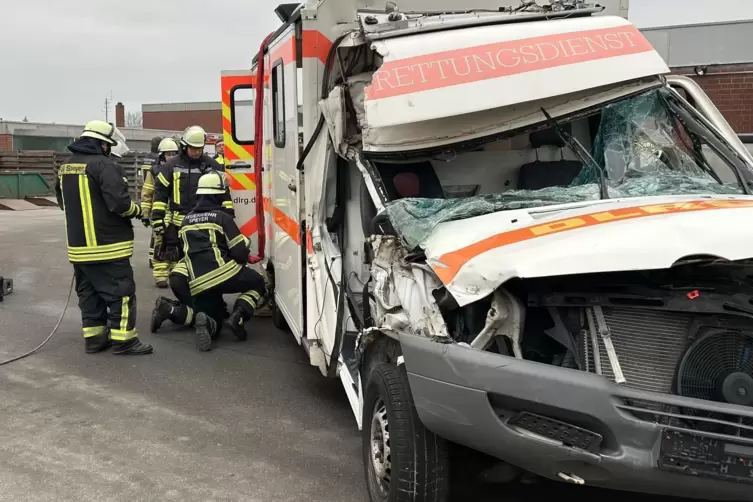 Aufatmen: Das Fahrzeug steht wieder auf vier R&auml;dern. 