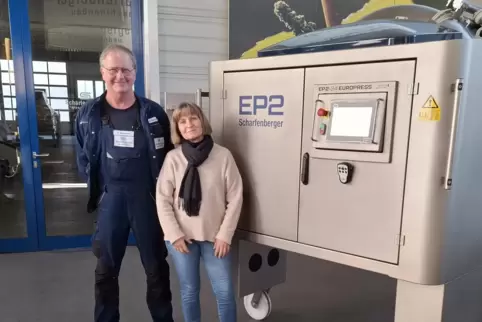Christel Mosbruck und Hans Baumann vor einer Europress der Firma Scharfenberger. 