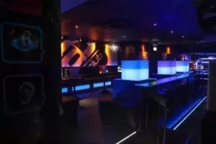 Die lange Bar ist ein Anlaufpunkt.