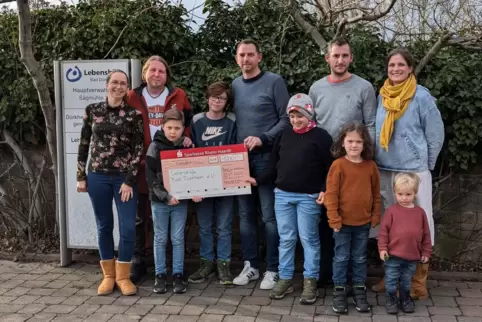 Spendenübergabe bei der Lebenshilfe Bad Dürkheim: Organisator Michael Bolldorf (Zweiter von links) übergibt den Scheck gemeinsam