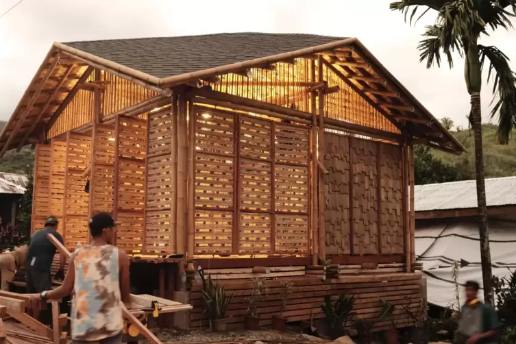 Eine Gruppe von Studierenden der Hochschule Kaiserslautern hat auf den Philippinen ein Gemeindehaus aus Bambus gebaut, April 202