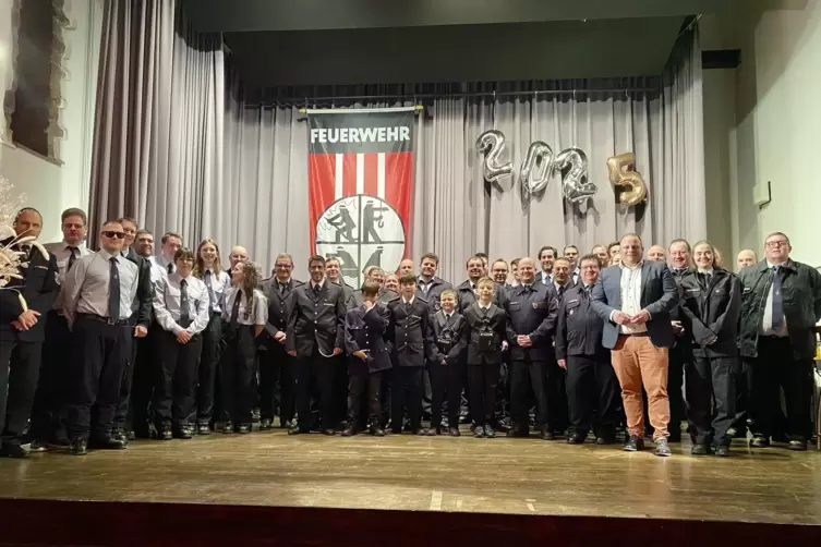 Geehrt, verpflichtet, ernannt und verabschiedet: Feuerwehrleute aus den Wehreinheiten Otterstadt und Waldsee sowie von der befre