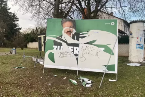 Eines der zerstörten Plakate im Speyerer Umland.