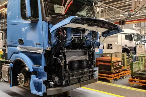 Der Nutzfahrzeughersteller Daimler Truck, nach der BASF zweitgrößter Arbeitgeber in der Pfalz, hat mit einem Absatzeinbruch zu k