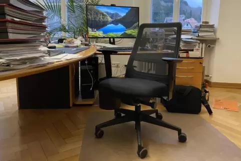 Auf diesem Stuhl würden die fünf Bewerber gern Platz nehmen. Einer oder eine von ihnen wird ab Oktober das Büro von Landrat Otto