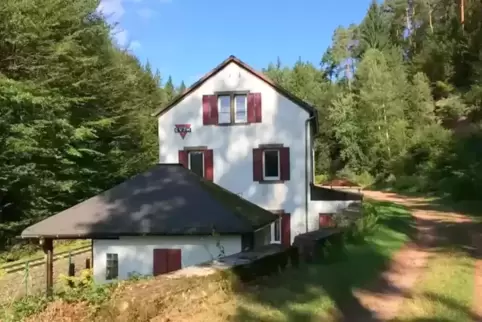 Idyllisch im Pfälzerwald steht das im Jahr 1873 errichtete ehemalige Bahnwärterhaus, das seit mehr als 50 Jahren vom CVJM als Fr