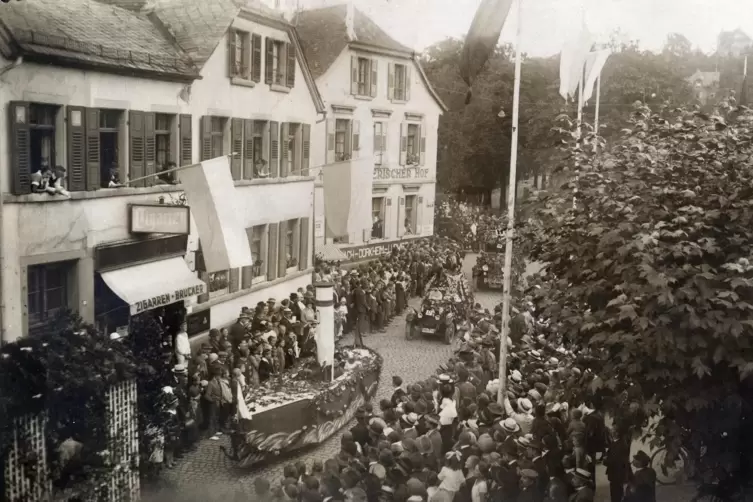 Geschm&uuml;ckte Wagen geh&ouml;rten auch zum Umzug am 16. August 1925. 