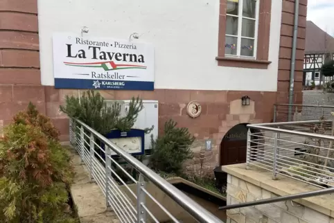 Unser Bild zeigt den Eingang zur Pizzeria La Taverna im Keller des Kandeler Rathauses. Ein neues Lokal soll bald einziehen.