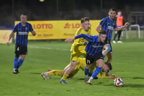 Ballgewinn: Torschütze Nico Schubert (vorne in Blau) vom FC Speyer 09 im Derby gegen Gino Pomponio vom FV Dudenhofen II.