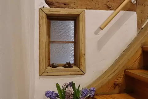 Eine Verbindung zur einstigen Waschküche ist das in Holz gefasste Fenster.
