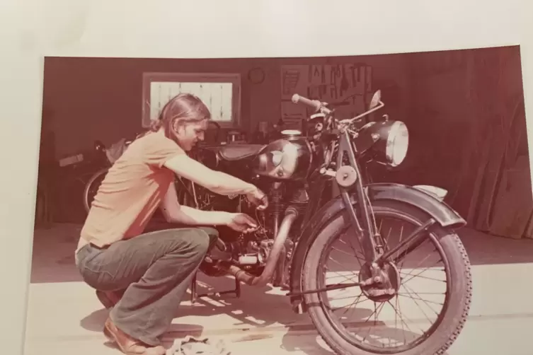 J&uuml;rgen Heindl mit dem Motorrad, mit dem er zum Nordkap fuhr. 