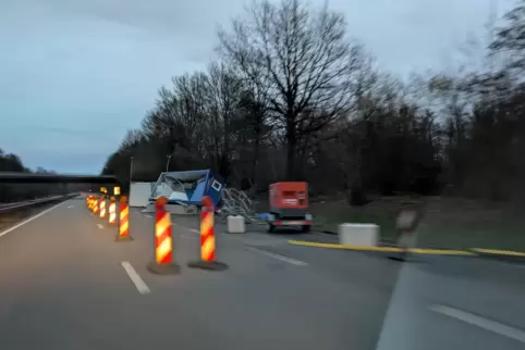 Wochenlang boten die zertrümmerten Container einen seltsamen Anblick. 