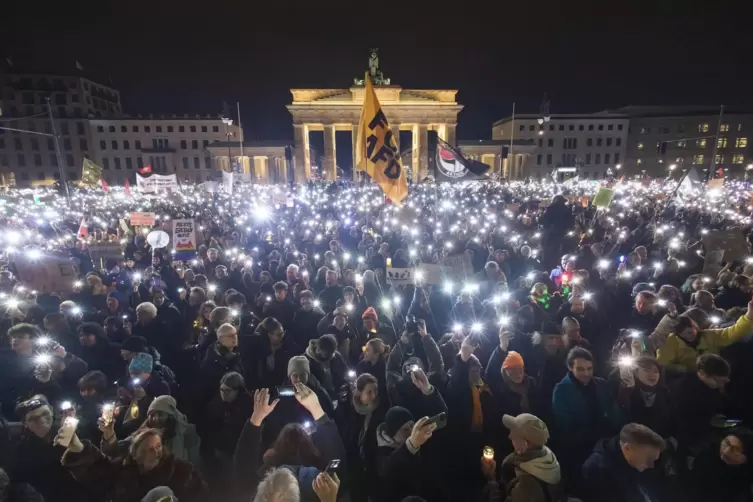 &hellip; Menschen, die gegen Rechtsextremismus protestierten&hellip; 