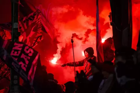 Werden pyrotechnische Gegenstände im Stadion gezündet, müssen die Vereine zahlen. 