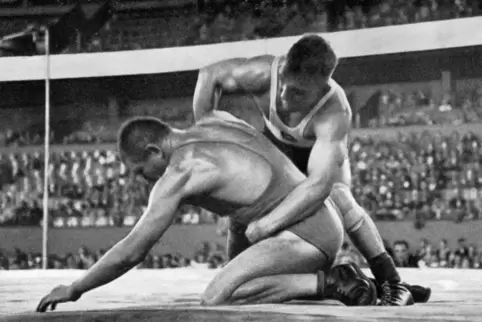 Olympiade 1936 in Berlin: Fritz Schäfer (oben) besiegt den Jugoslawen Fischer. 