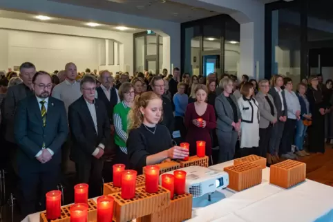 Stilles Gedenken: Schüler stellen zur Erinnerung Kerzen auf.