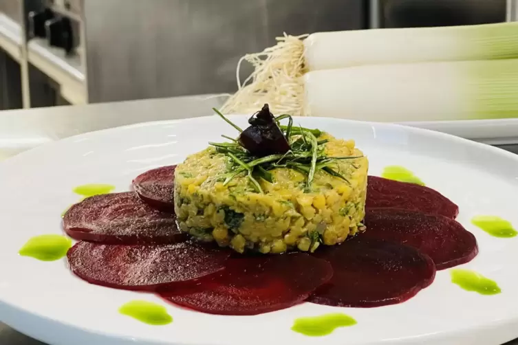 Linsen statt Reis: &bdquo;Risotto&ldquo; auf roter Bete. 