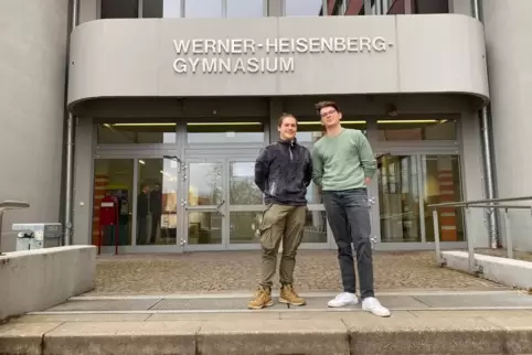 Die Zwölftklässler Julius Banholzer (links) und Nils Tranter kümmern sich am WHG um die Finanzen ihrer Jahrgangsstufe.