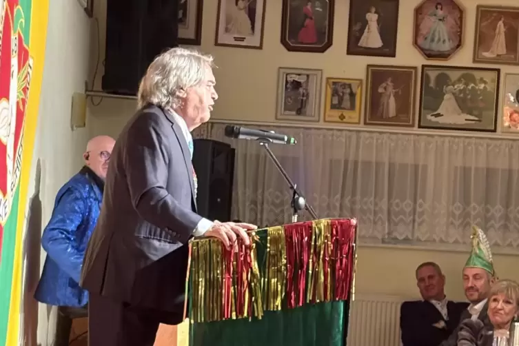 Helmut Markwort durfte als Laudator f&uuml;r den Saumagenordenstr&auml;ger Denis Scheck ans Pult. 