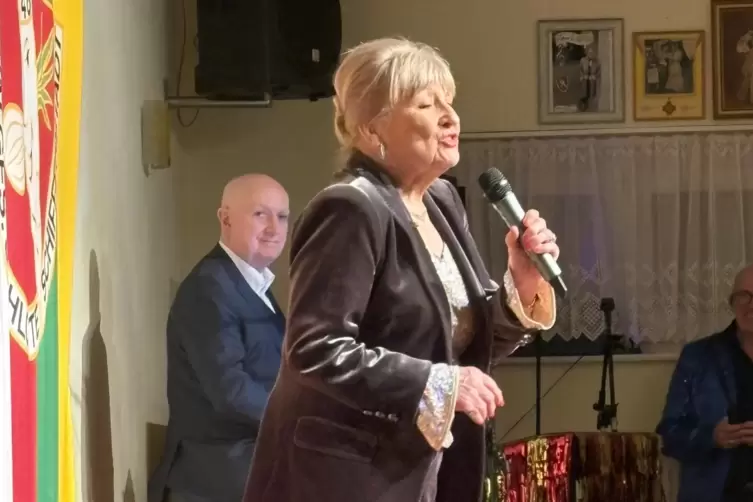 Margit Sponheimer sang bei der Verleihung des Saumagenordens ganz spontan ein paar Lieder auf der B&uuml;hne. 