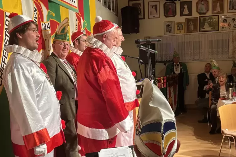 Die Ordenstr&auml;ger des vergangenen Jahres, die Mainzer Hofs&auml;nger, lie&szlig;en es sich nicht nehmen und waren mit ein paar Fasnachstlied
