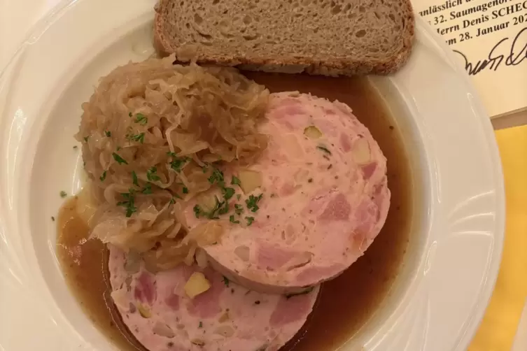 Darf bei der Verleihung des Saumagenordens nat&uuml;rlich nicht fehlen: Saumagen mit Sauerkraut und Brot. 