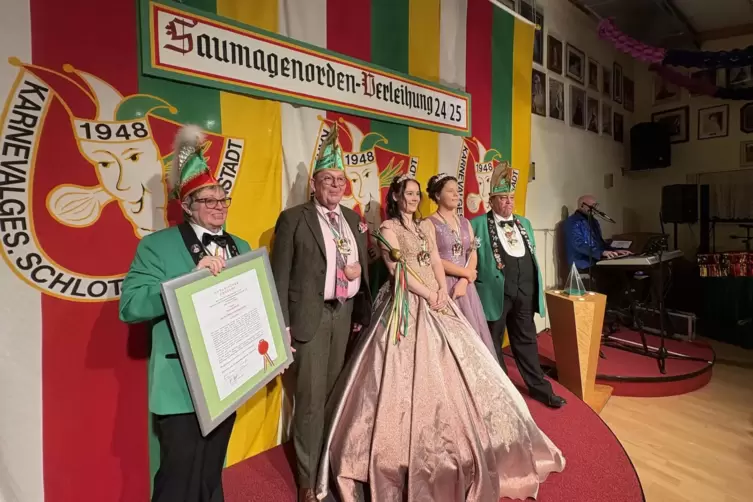 Die KG Schlotte in Schifferstadt pr&auml;sentiert stolz den 32. Saumagenordenstr&auml;ger Denis Scheck.