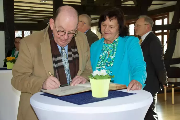 Ebenfalls gute Tradition: Denis Scheck tr&auml;gt sich ins Goldene Buch der Stadt Schifferstadt ein. B&uuml;rgermeisterin Ilona Volk schau