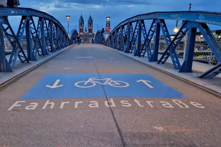 Fahrradstra&szlig;en gibt es bereits in zahlreichen Gro&szlig;st&auml;dten, etwa hier in Freiburg &uuml;ber den Hauptbahnhof. 
