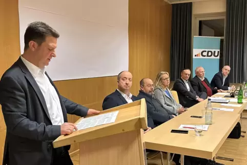 Frank Rüttger mit seinen Parteifreunden bei der Generalversammlung. Nach dem schwierigen Start sieht er die VG jetzt gedeihen.