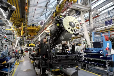 Im Lastwagenwerk werden derzeit Verbrenner und E-Laster parallel produziert. 