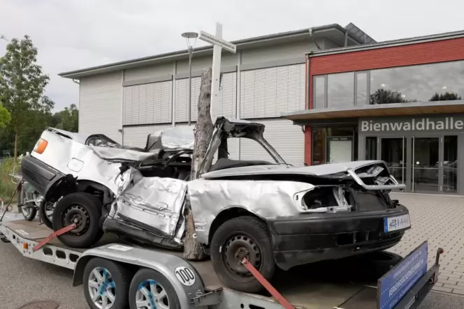 Bei früheren Crash-Kursen war ein zerstörtes Unfallauto zum Anschauen für die Schüler mit dabei.