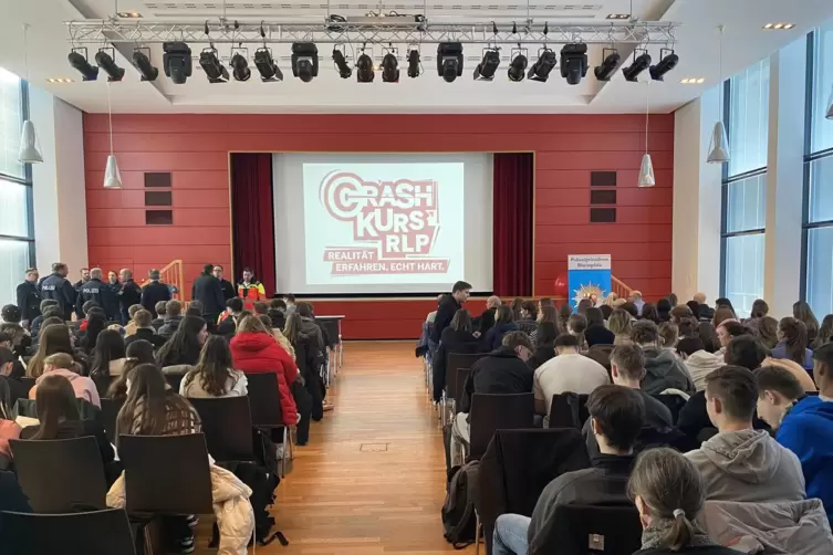 Sch&uuml;ler der IGS Kandel versammeln sich in der Stadthalle, um an einem &bdquo;Crash-Kurs&ldquo; teilzunehmen. Ziel: Die Sensibilit&auml;t f&uuml;r Verk
