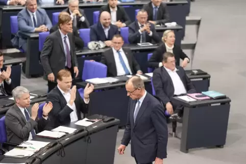 Friedrich Merz, CDU-Vorsitzender, läuft an der AfD-Fraktion vorbei, die nach der Bekanntgabe der Ergebnisse der Abstimmung für e
