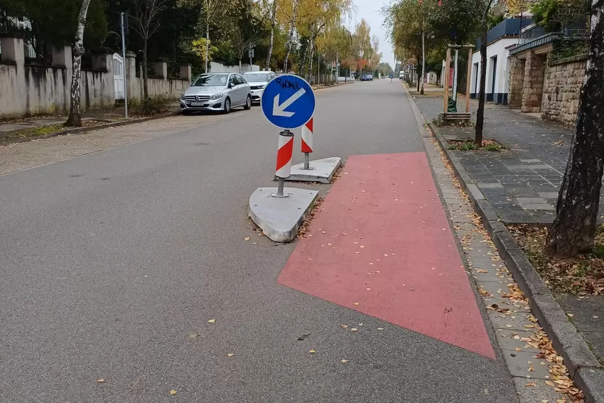 Fahrbahnverengung in der Eichbornstraße.