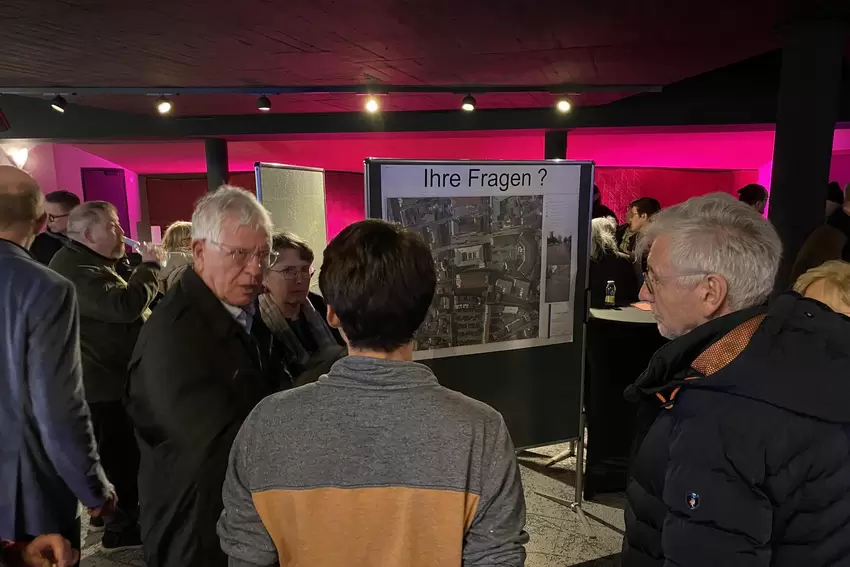 An mehreren Stationen konnten Fragen gestellt und Meinungen geäußert werden.